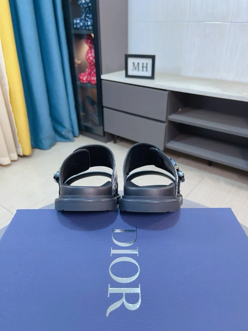 Men's Men's Shoes 💰320🌸🌸Dior Aqua Men's Sandals Slippers. Showcasing Dior haute couture design. The Dior gray suede strap is accented with an aluminum Dior buckle for added style. Paired with a comfortable tonal notch sole, they pair easily with shorts or jeans for a sophisticated look. Main body: suede cow leather, technical fabric lining: cow leather, with adjustable straps, aluminum Dior buckle, Dior gray EVA insole, tonal notch rubber outsole splicing structure👌👌size: 38-44 (45.46 customized)